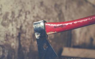 Charpente traditionnelle : équarrissage à la hache